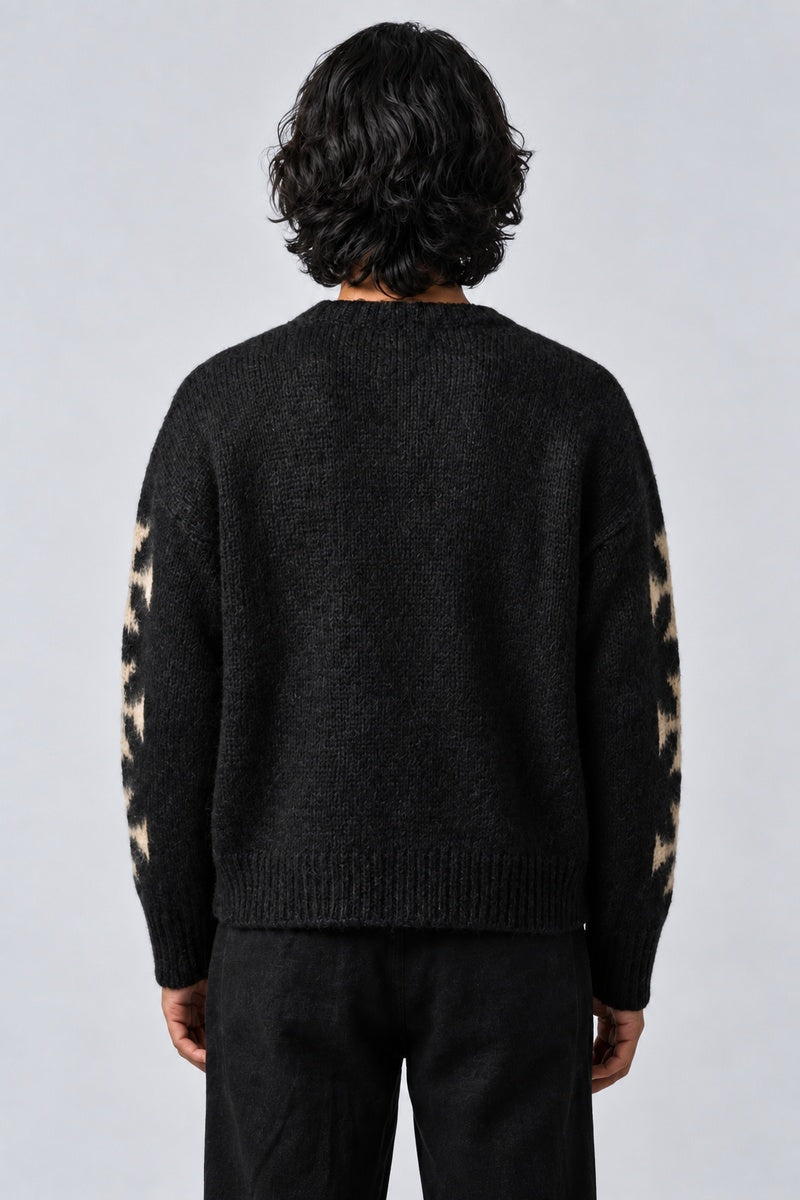Pull Punk Goth Knitwear, porté de dos sur fond gris clair