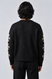 Pull Punk Goth Knitwear, porté de dos sur fond gris clair