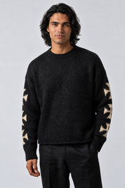 Pull Punk Goth Knitwear, porté de face sur fond gris clair