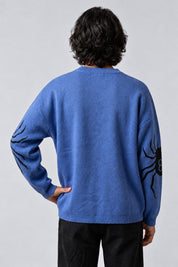 Pull Rétro Punk, porté de dos sur fond gris clair