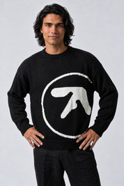 Pull Tricot Col V Rayures, porté de face sur fond gris clair