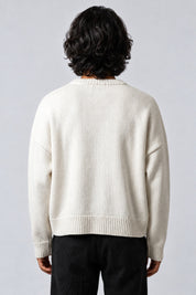 Pull Visage Pop Art, porté de dos sur fond gris clair