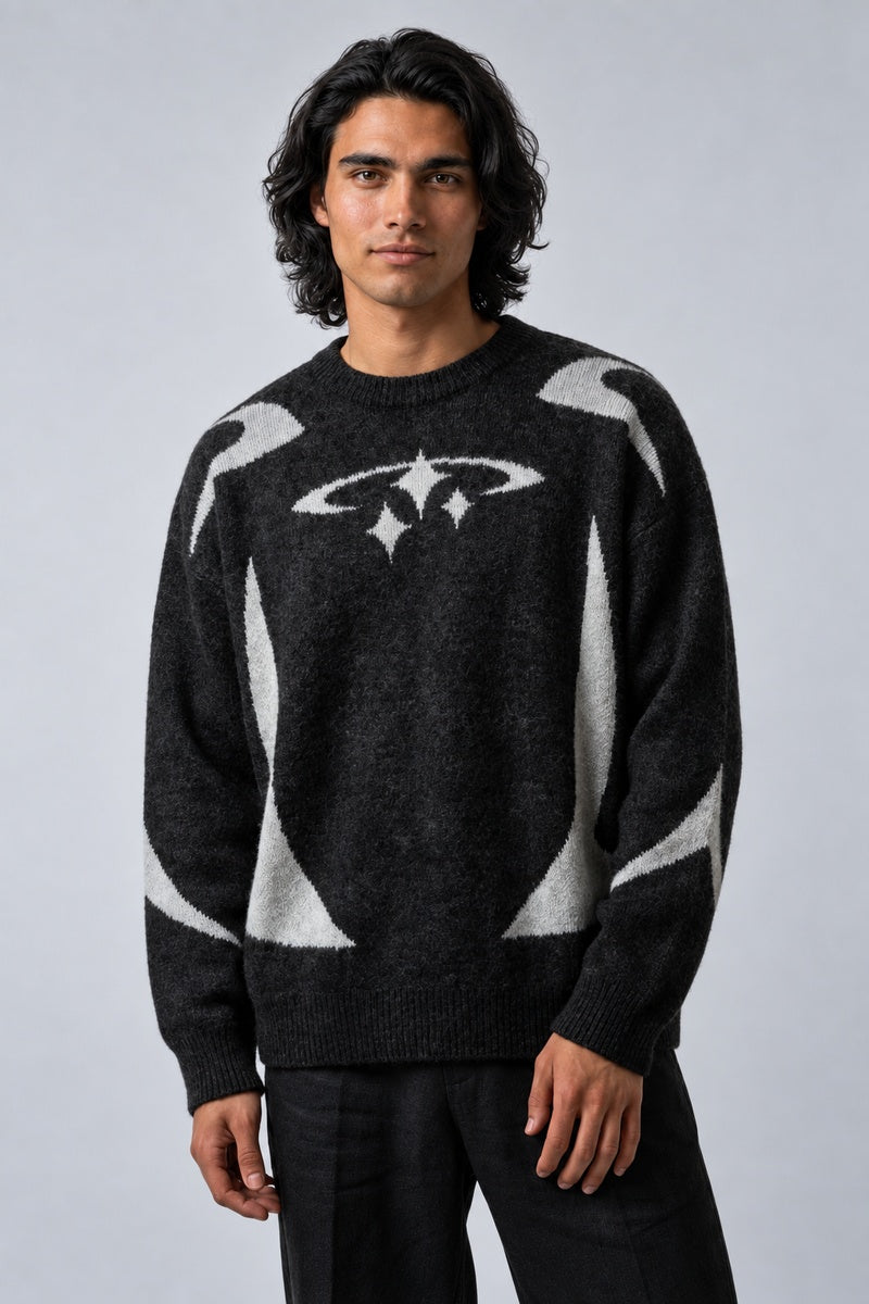 Pull Cosmic noir à motifs cosmiques blancs, porté de face sur fond gris clair