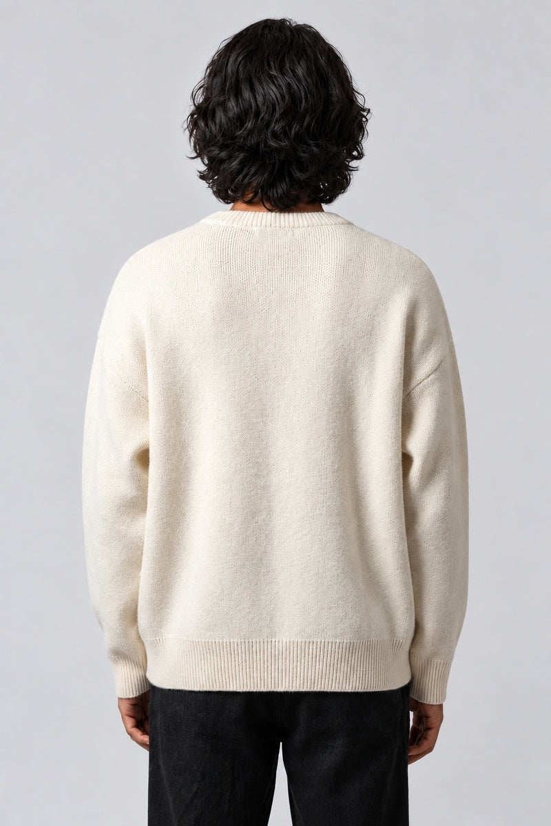 Pull Stellar crème en maille, porté de dos sur fond gris clair