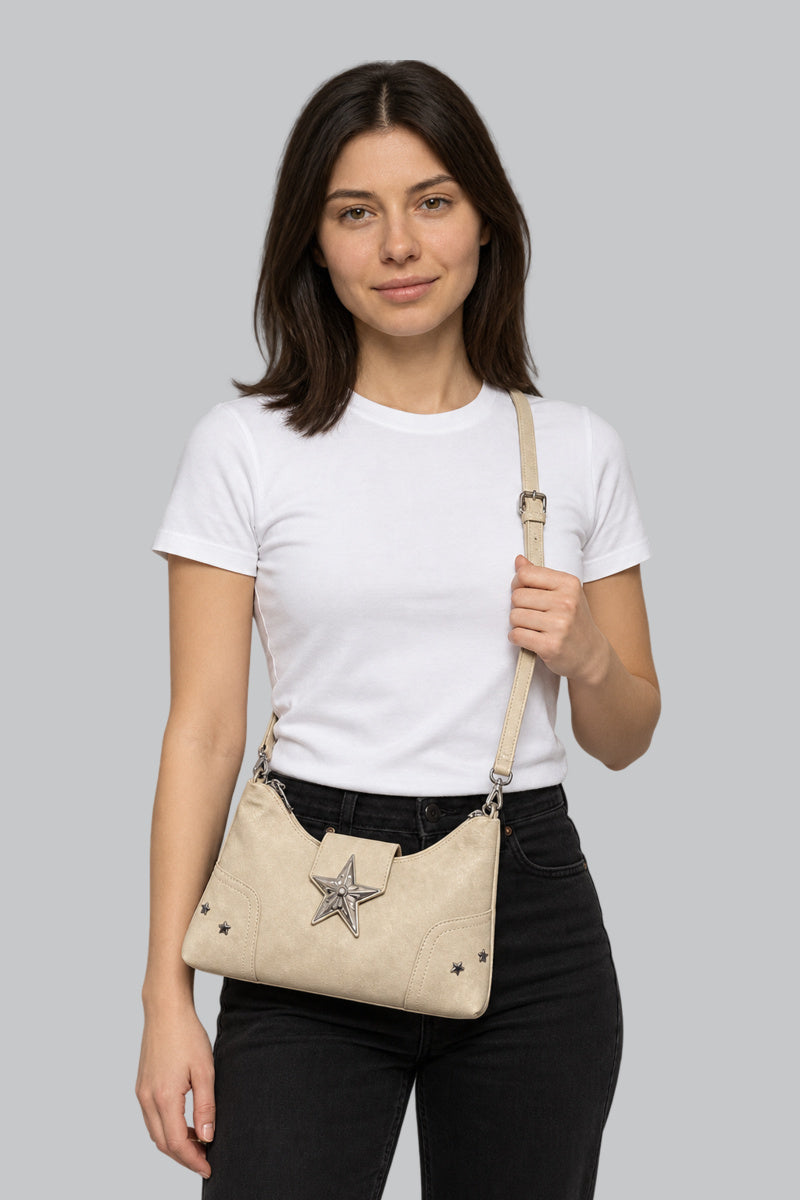 Sac Gothique Vintage Beige — porté par notre modèle femme sur fond gris