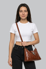 Sac Gothique Vintage Marron — porté par notre modèle femme sur fond gris