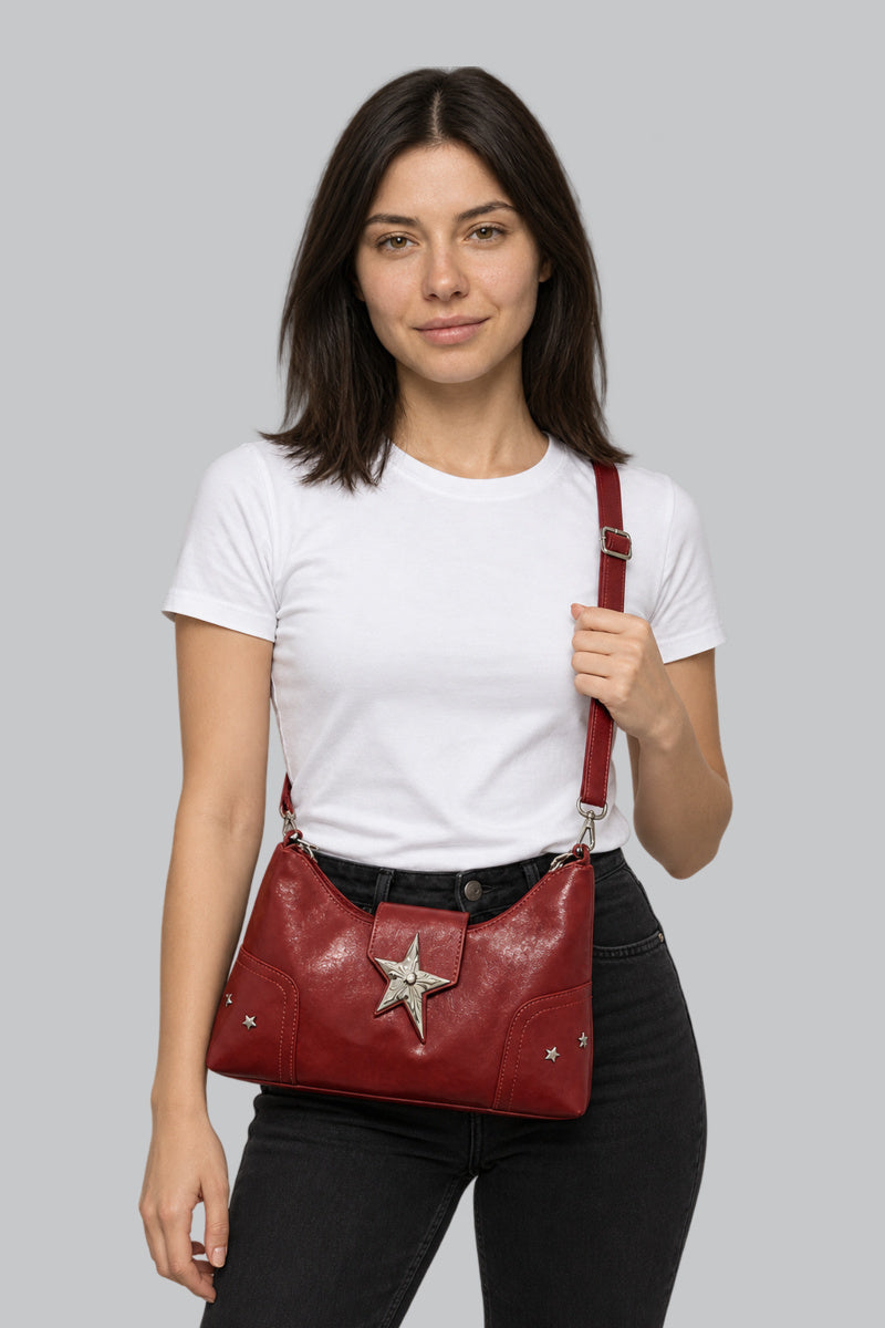 Sac Gothique Vintage Rouge — porté par notre modèle femme sur fond gris