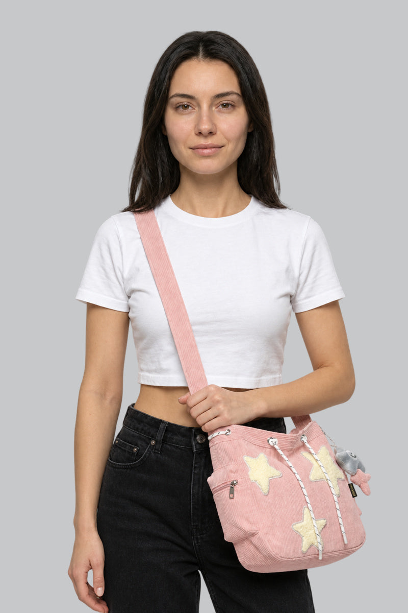Sac Kawaii Streetwear Rose — porté par notre modèle femme sur fond gris
