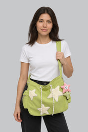 Sac Kawaii Streetwear Vert — porté par notre modèle femme sur fond gris
