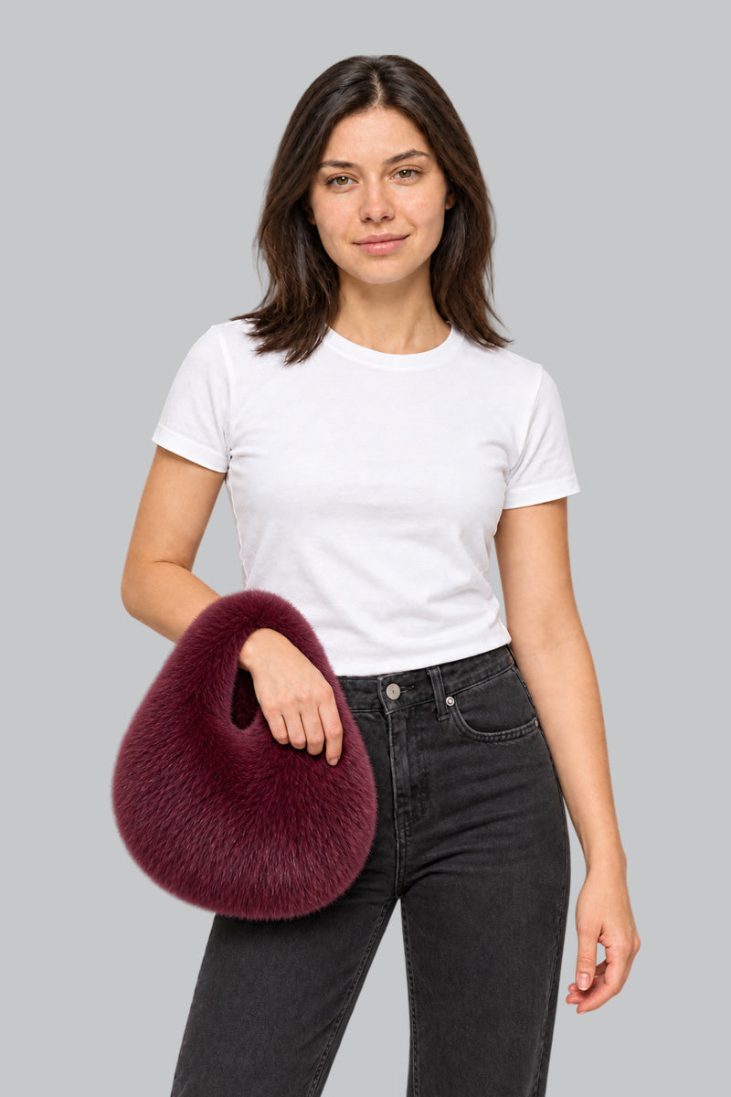Sac Moumoute E-girl Bordeau — porté par notre modèle femme sur fond gris