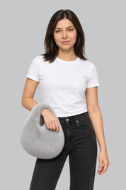 Sac Moumoute E-girl Gris — porté par notre modèle femme sur fond gris