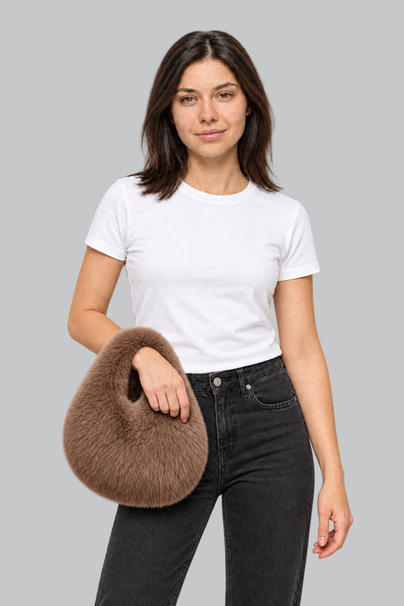 Sac Moumoute E-girl Marron — porté par notre modèle femme sur fond gris