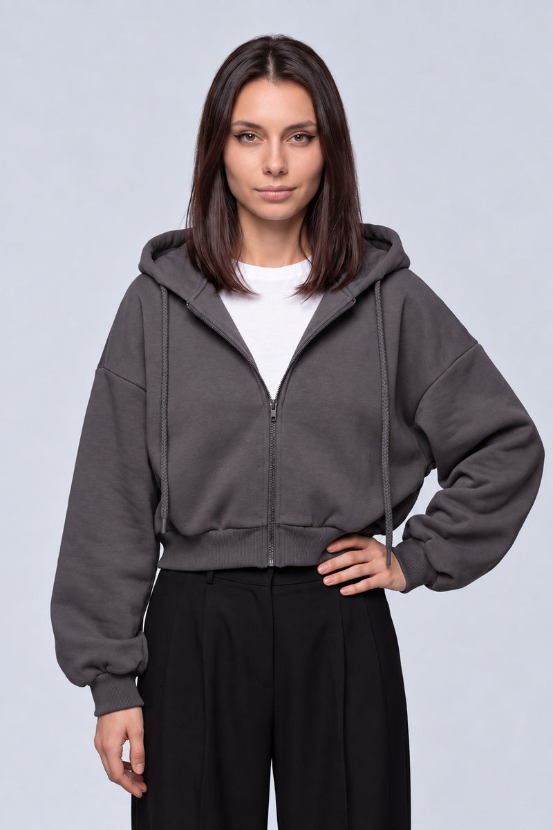 Sweat Court Zippé Coréen — anthracite face, fond gris perle, Y2K CLUB