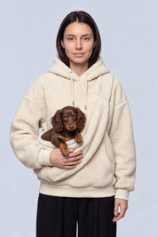 Sweat Sherpa Poche Animaux Kawaii — ecru face, fond gris perle, Y2K CLUB
