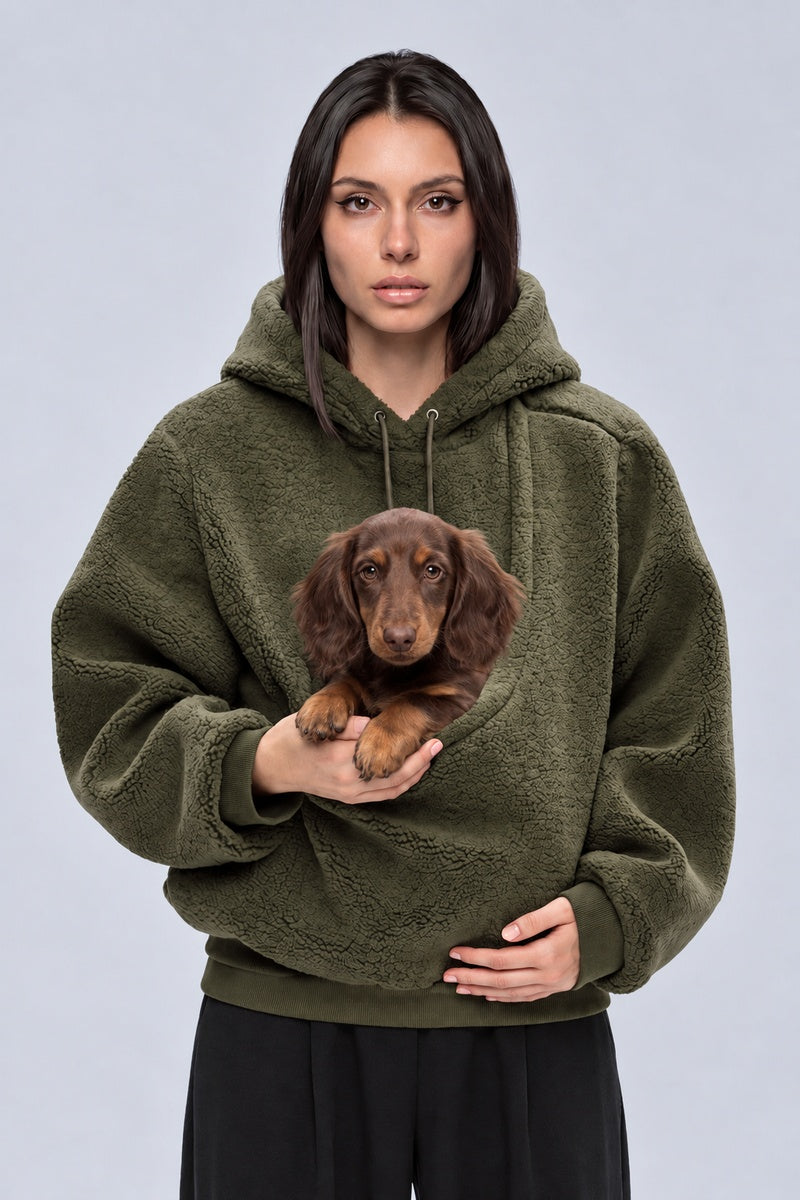 Sweat Sherpa Poche Animaux Kawaii — vert kaki face, fond gris perle, Y2K CLUB