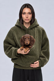 Sweat Sherpa Poche Animaux Kawaii — vert kaki face, fond gris perle, Y2K CLUB