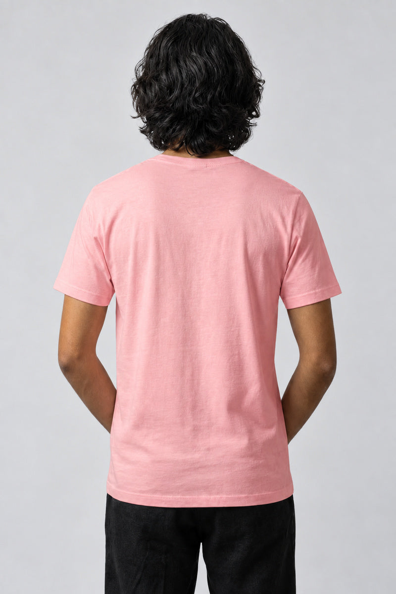 Dos uni du t-shirt Anime Harajuku rose, porté par un homme.