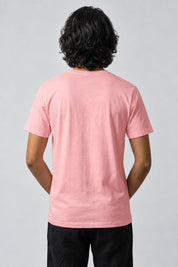 Dos uni du t-shirt Anime Harajuku rose, porté par un homme.