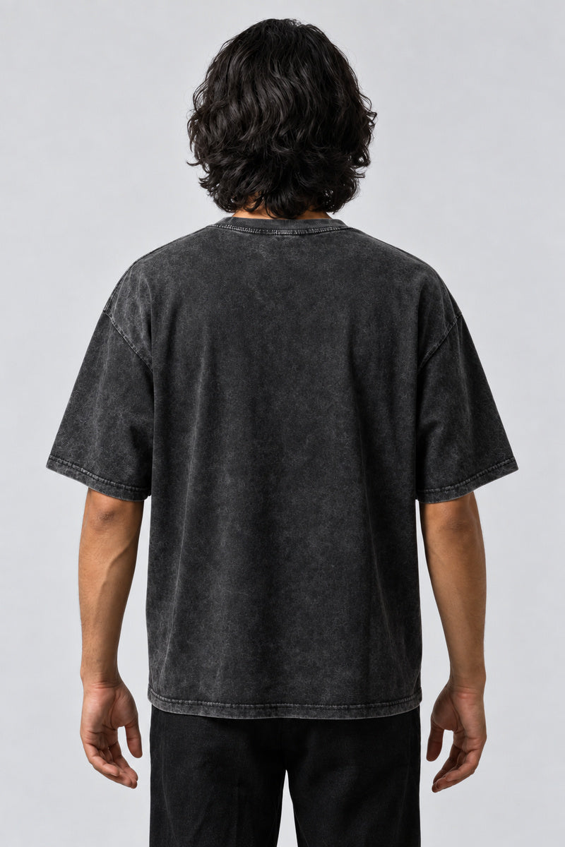 Dos uni du t-shirt Emo noir délavé, porté par un homme.
