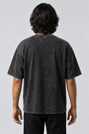 Dos uni du t-shirt Emo noir délavé, porté par un homme.