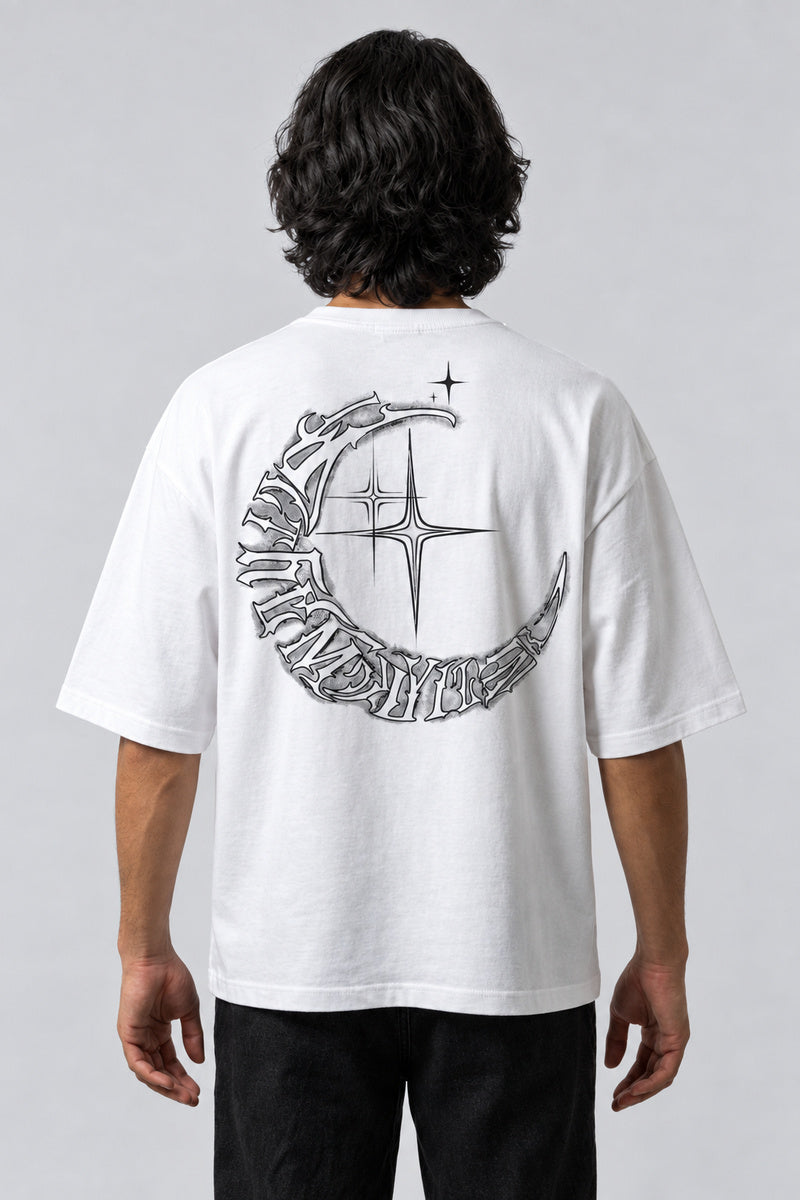 T-shirt blanc oversize avec grand croissant de lune gothique et étoiles imprimés au dos.