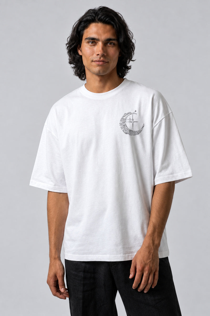 T-shirt blanc oversize avec petit croissant de lune gothique et étoiles sur la poitrine, vue de face.