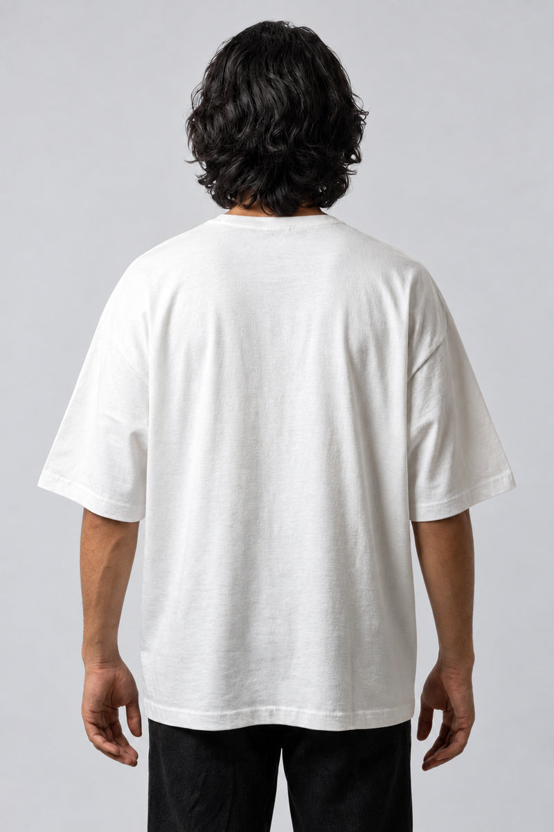 Dos uni du t-shirt Graphic Oversized écru, porté sur fond gris perle.