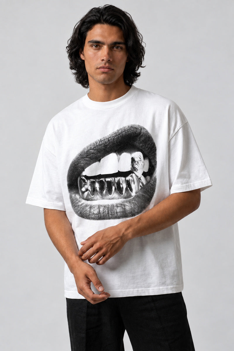 T-shirt blanc Pin-Up Vintage, grand imprimé noir et blanc de bouche et dents métalliques, vue de face.