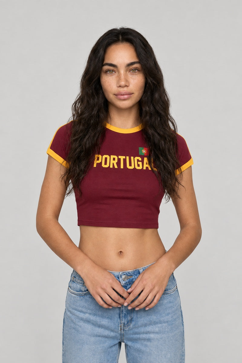 Baby tee Portugal bordeaux à bordures jaunes, porté de face avec un jean bleu.