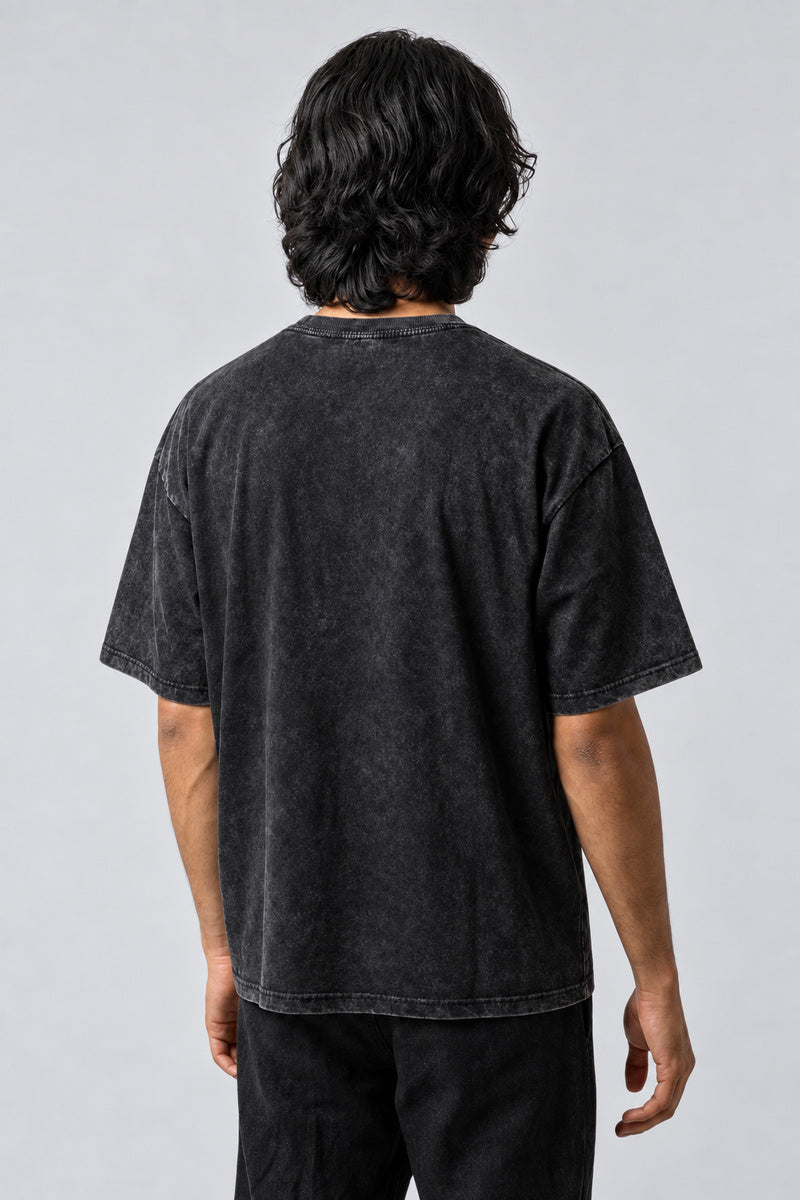 T-shirt gris anthracite délavé à dos uni, porté de trois quarts dos.