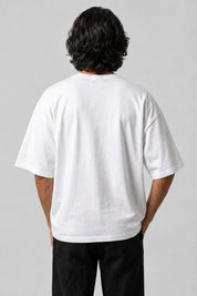 Dos uni du t-shirt Sakura blanc oversize, porté sur fond gris perle.