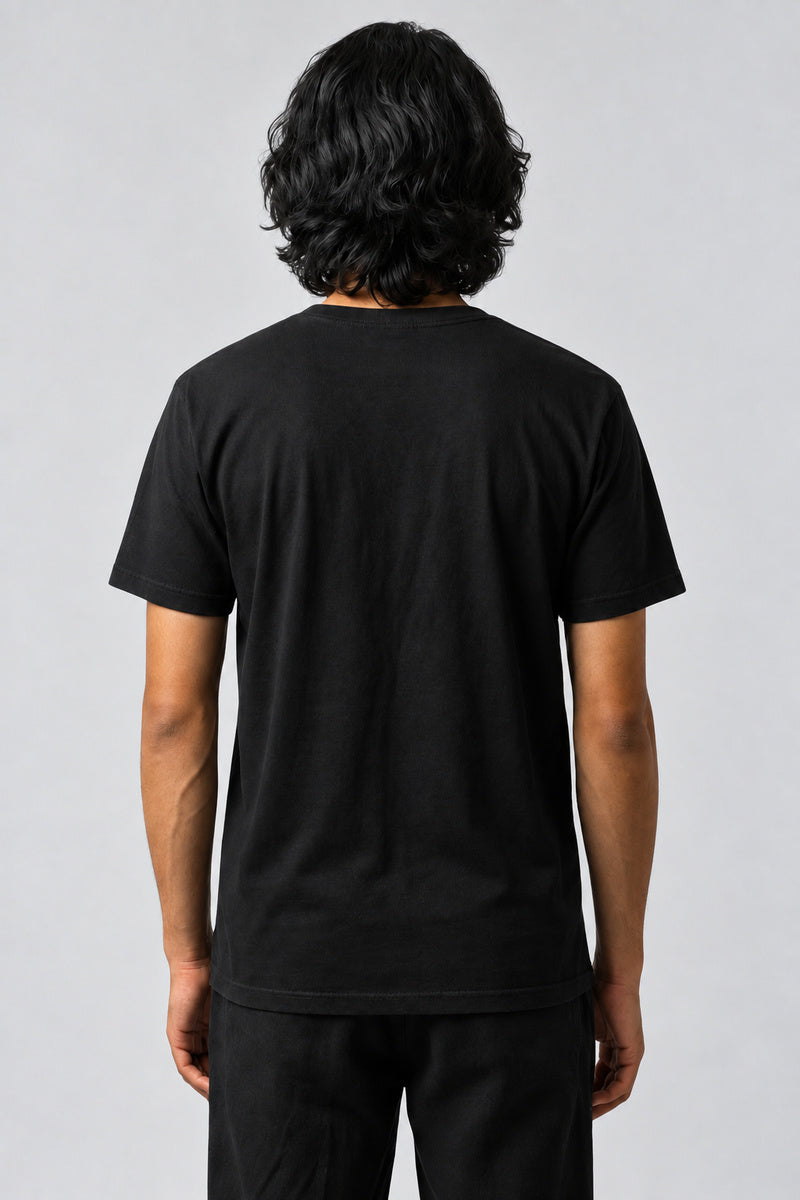 Dos uni du t-shirt noir Slogan Féministe Vintage, porté par un homme.