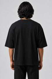 Dos uni du t-shirt Vampire Gothique noir oversize, porté sur fond gris perle.