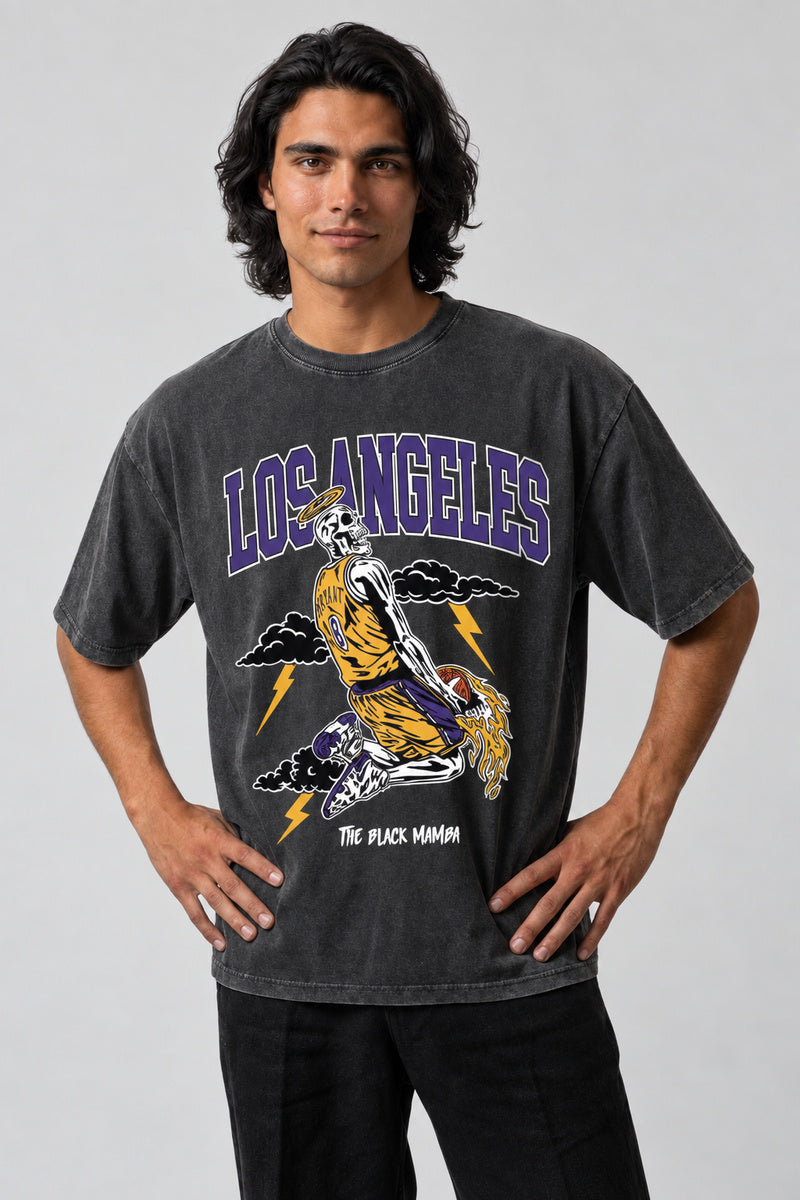 T-shirt Los Angeles noir délavé, squelette basketteur en tenue jaune et lettres violettes, vue de face.