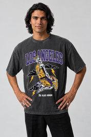 T-shirt Los Angeles noir délavé, squelette basketteur en tenue jaune et lettres violettes, vue de face.