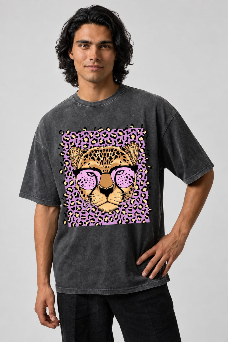 T-shirt gris délavé Léopard, tête de léopard à lunettes roses sur imprimé animalier, vue de face.