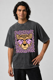 T-shirt gris délavé Léopard, tête de léopard à lunettes roses sur imprimé animalier, vue de face.