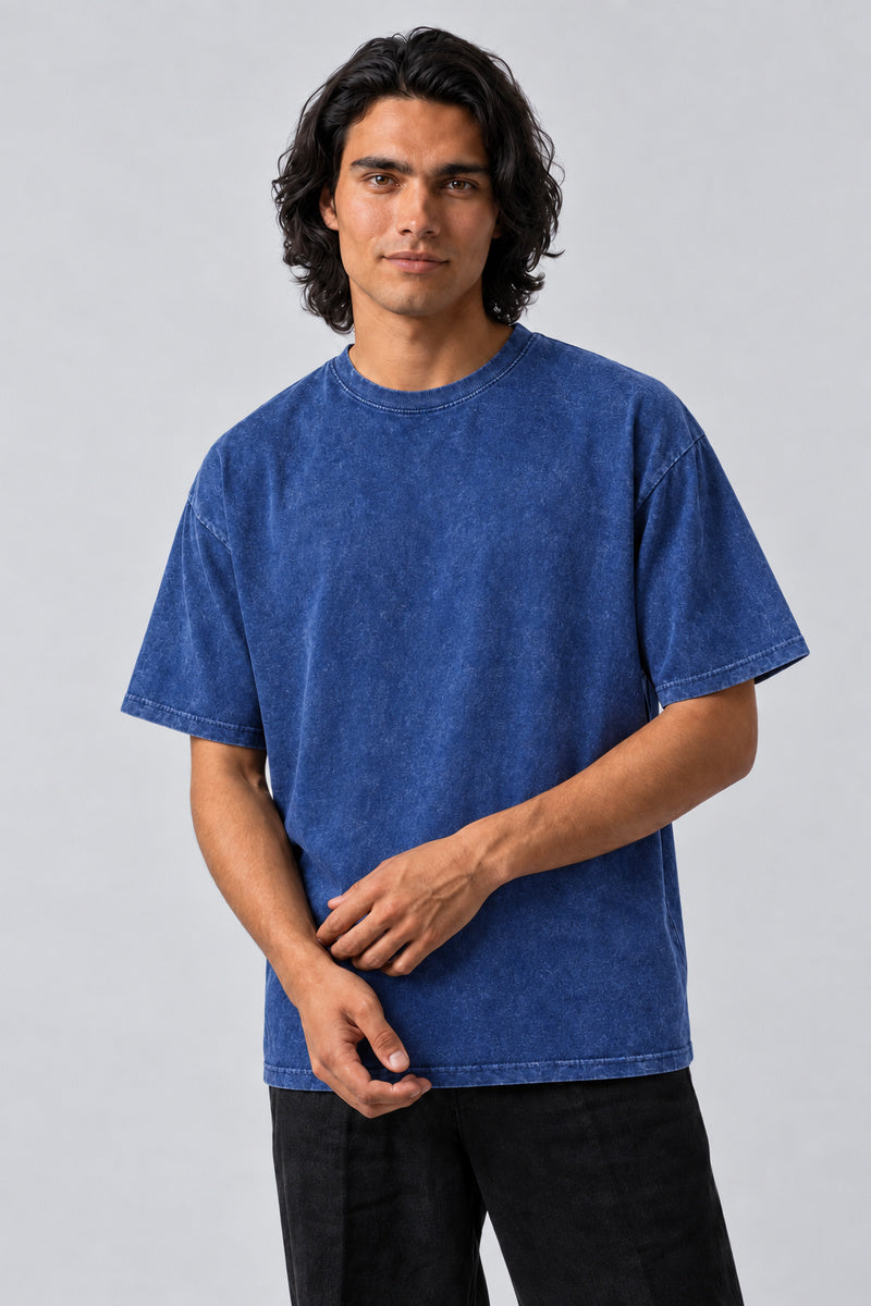 T-Shirt Y2K Uni bleu délavé porté de face sur mannequin, fond studio gris clair.