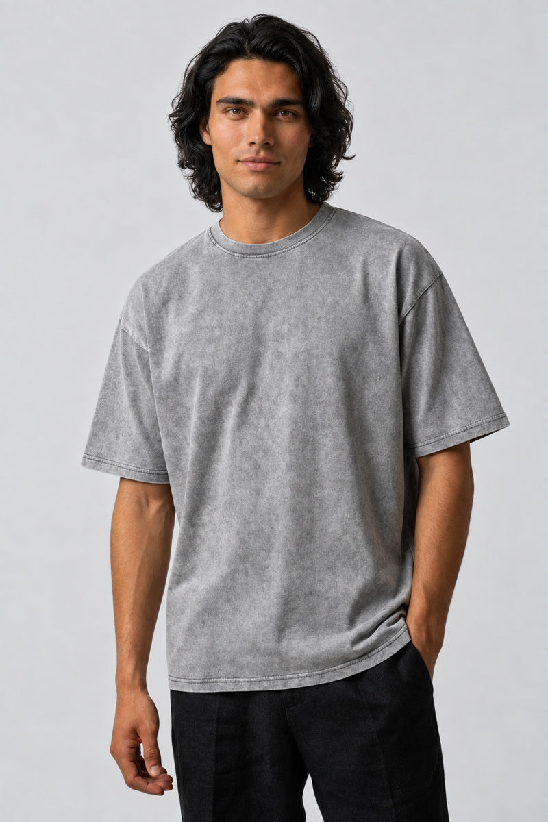 T-shirt basique oversize gris clair délavé, sans imprimé, porté de face.