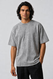 T-shirt basique oversize gris clair délavé, sans imprimé, porté de face.