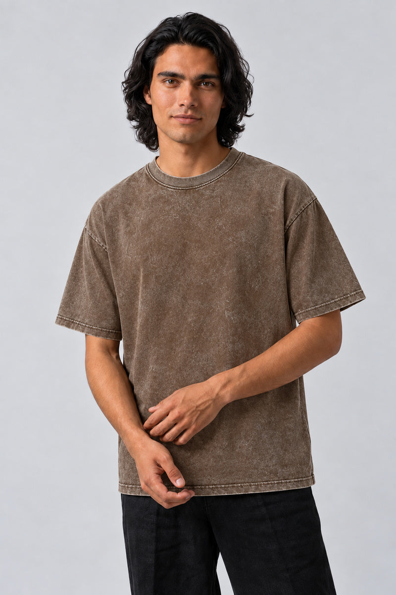 T-Shirt Y2K Uni marron délavé porté de face sur mannequin, fond studio gris clair.