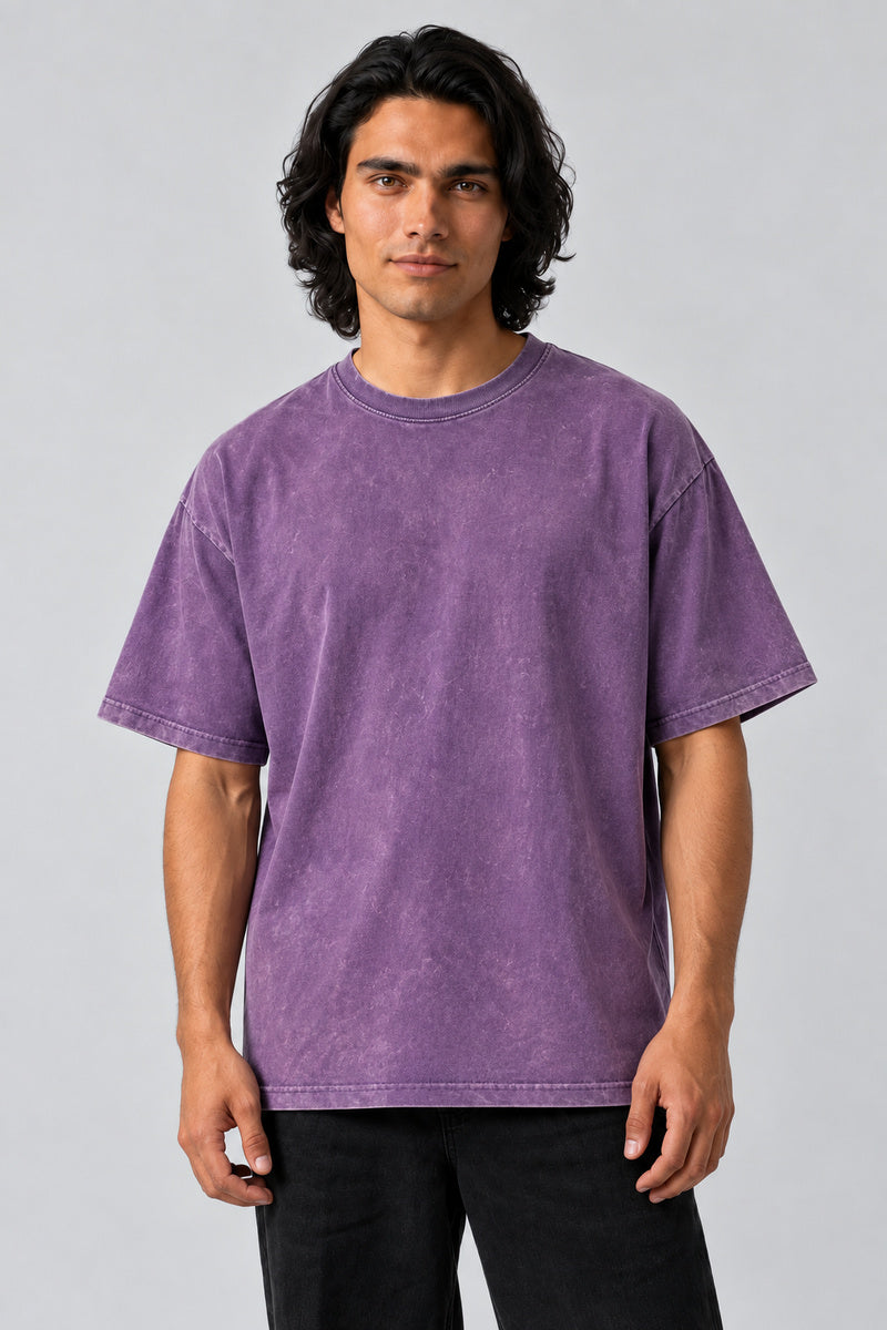 T-Shirt Y2K Uni violet délavé porté de face sur mannequin, fond studio gris clair.