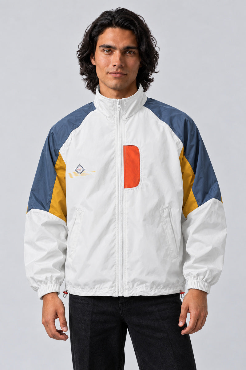 Veste Y2K Colorblock Fusion blanche, bleue, jaune et orange, portée de face.