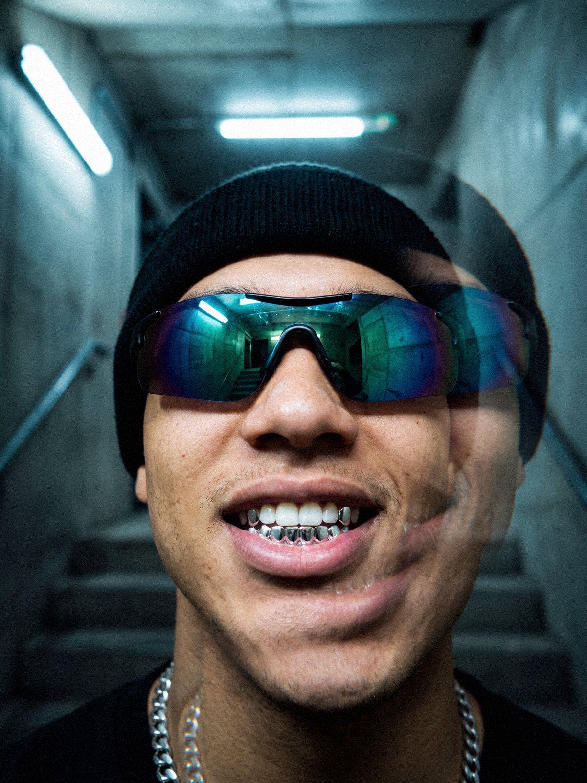 Gros plan lunettes visière, bonnet noir et grillz argent – C'est quoi le style Y2K | Y2K Club